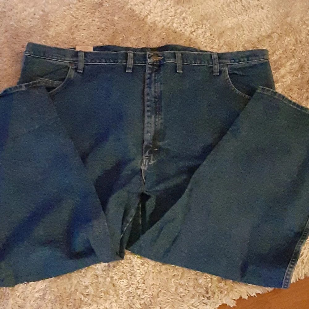 Wrangler Rugged Wear relaxed fit classic jean 5 pocket style NEW 52X28 MSRP $35…